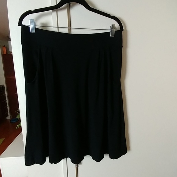 J Crew black skirt with pleated areas - Size M - Picture 2 of 8